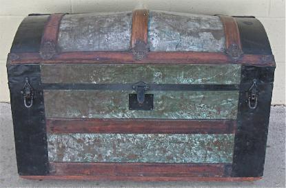 Exterior restoration of an antique trunk - Bagage Collection
